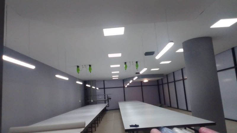 Iluminación LED en piso de producción de ADN Creatividad Textil